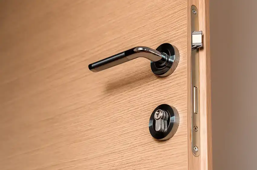 Fenster_Baudienstleistungen_Schlüsseldienst_Cadenberge_Neuhaus_GO_Bau_GO_Immobilien